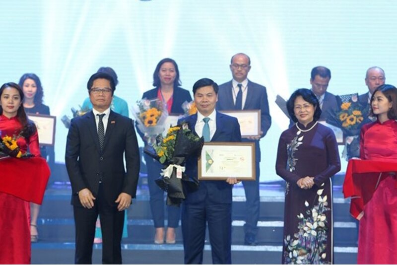 2017年越南可持续发展企业百强名单公布仪式在河内举行