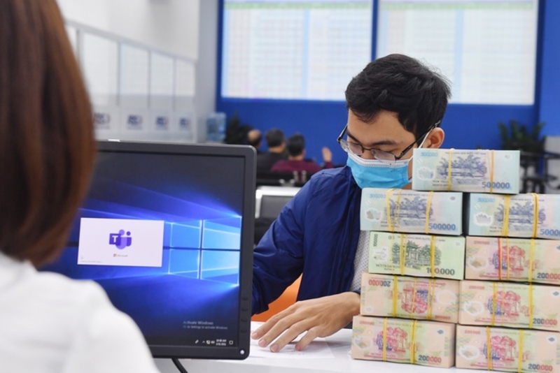 2021年5月，凭借银行，证券和房地产的助力，国家预算收入预达73万亿越盾，同比增长20%